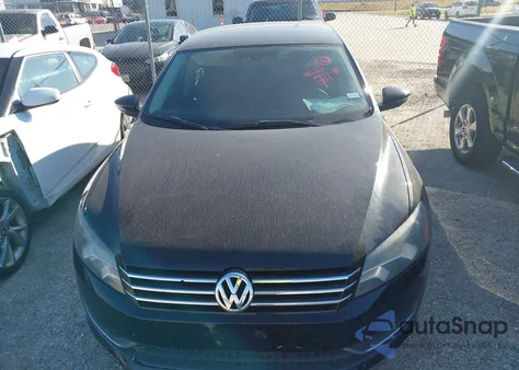 2012 Volkswagen Passat 2.5L S z USA, uszkodzony, nr VIN 1VWAP7A33CC021572